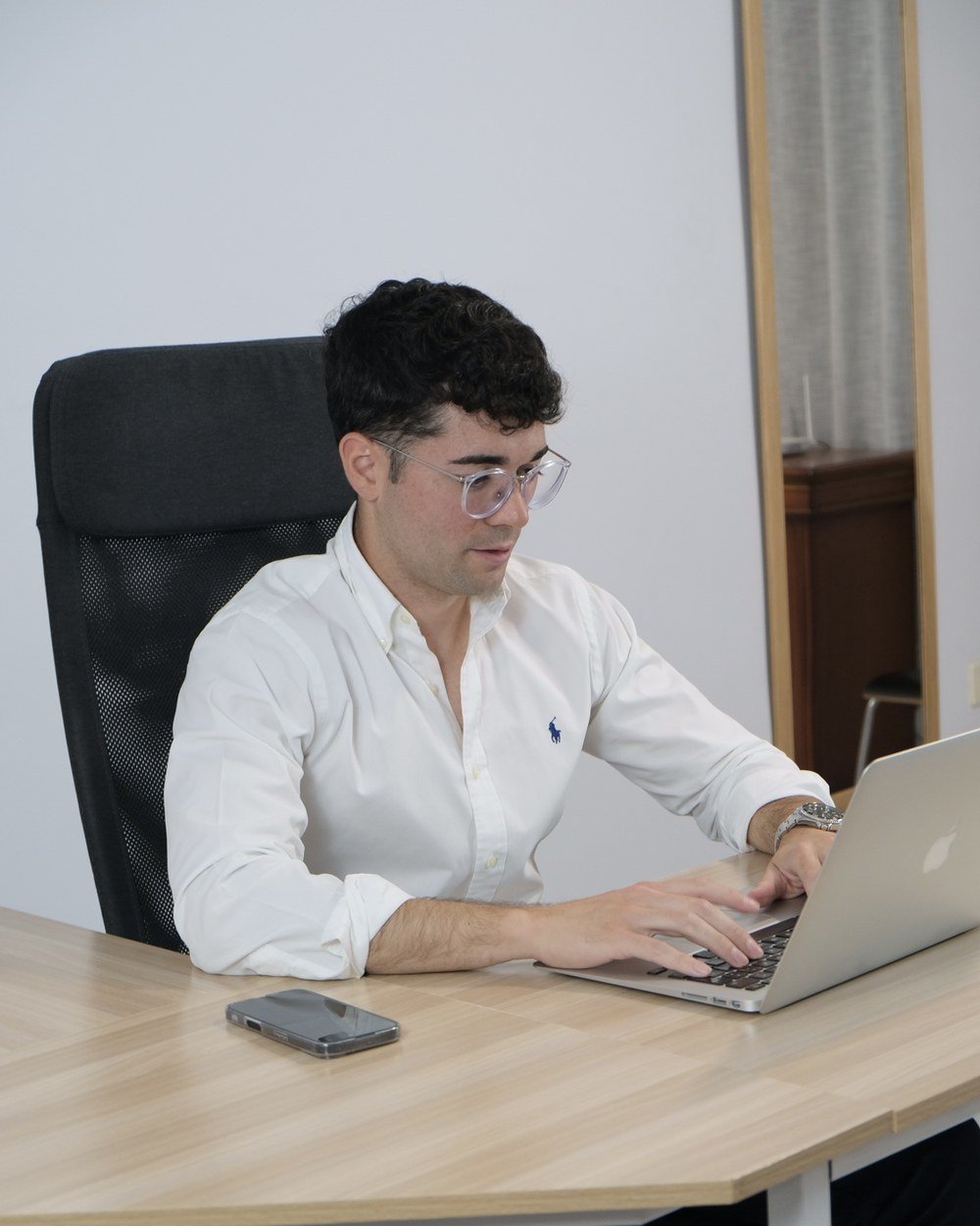 Alfonso Borreguero trabajando en consulta
